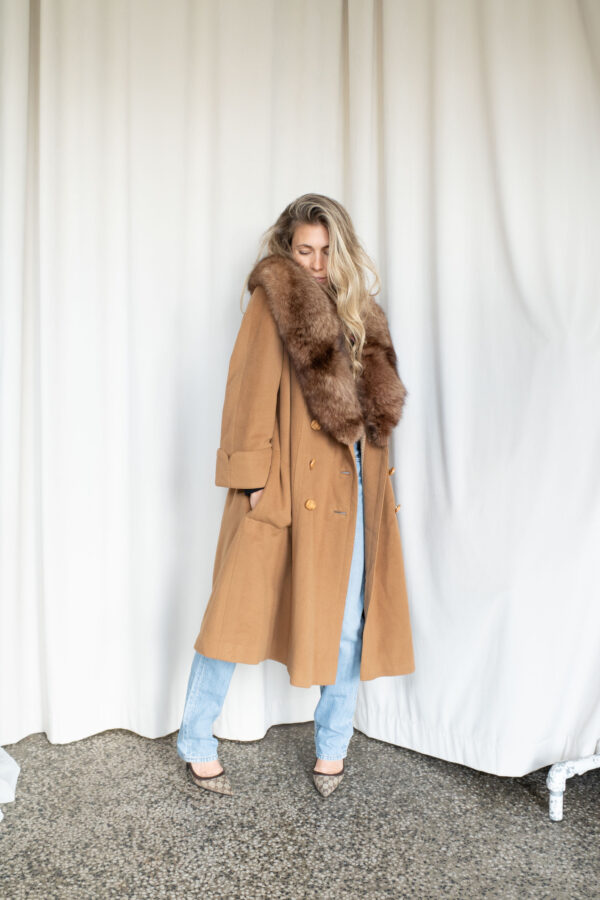 Beige kåpe med pelskrage - Bilde 3
