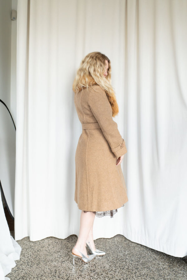 Beige ullkåpe med pelskrage - Bilde 4