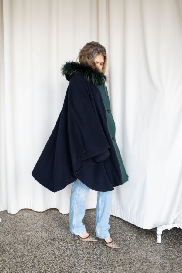Poncho med pelshette - Bilde 3