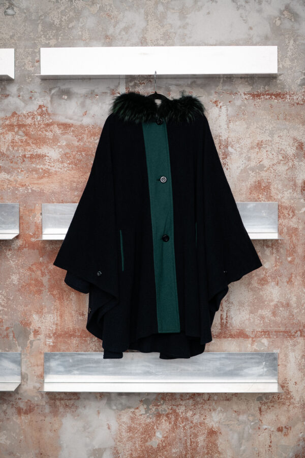 Poncho med pelshette - Bilde 4