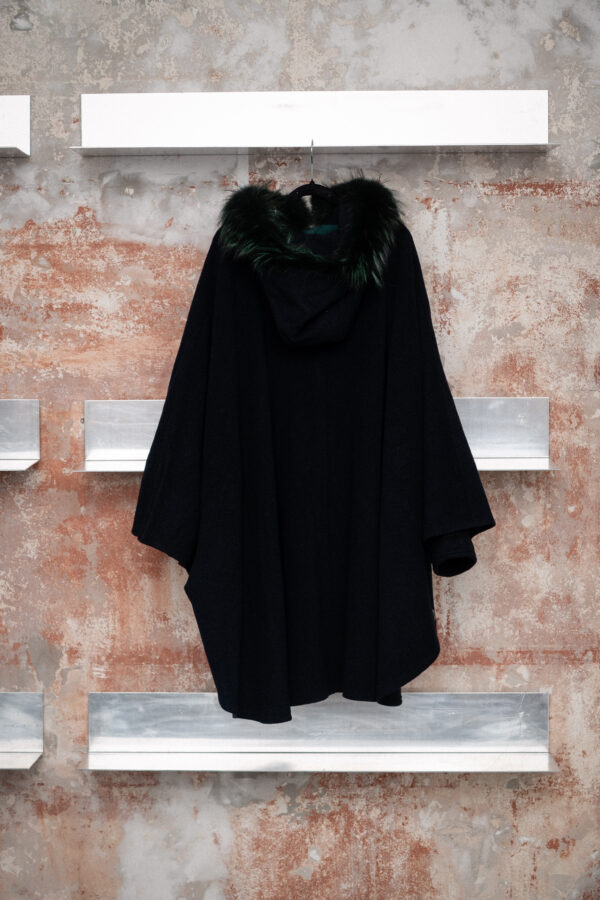 Poncho med pelshette - Bilde 5