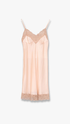 Rosa slipkjole med blondedetaljer