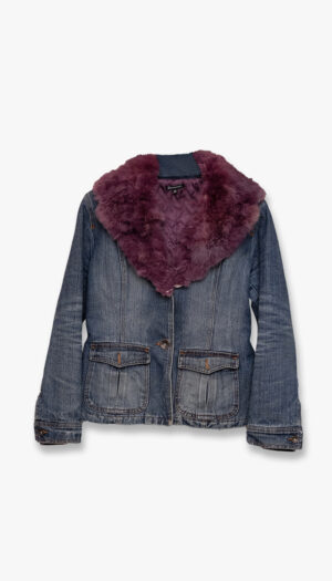 Kort foret jeansjakke med lilla pelskrage