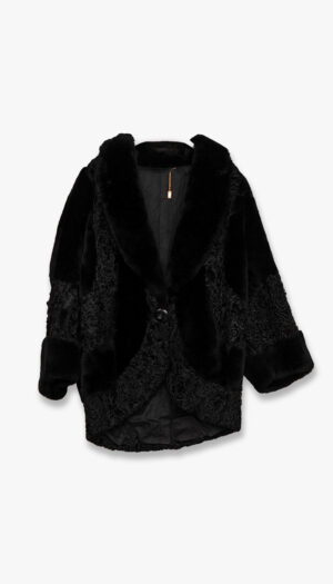 Kåpe i svart persianer med fuskepelsdetaljer
