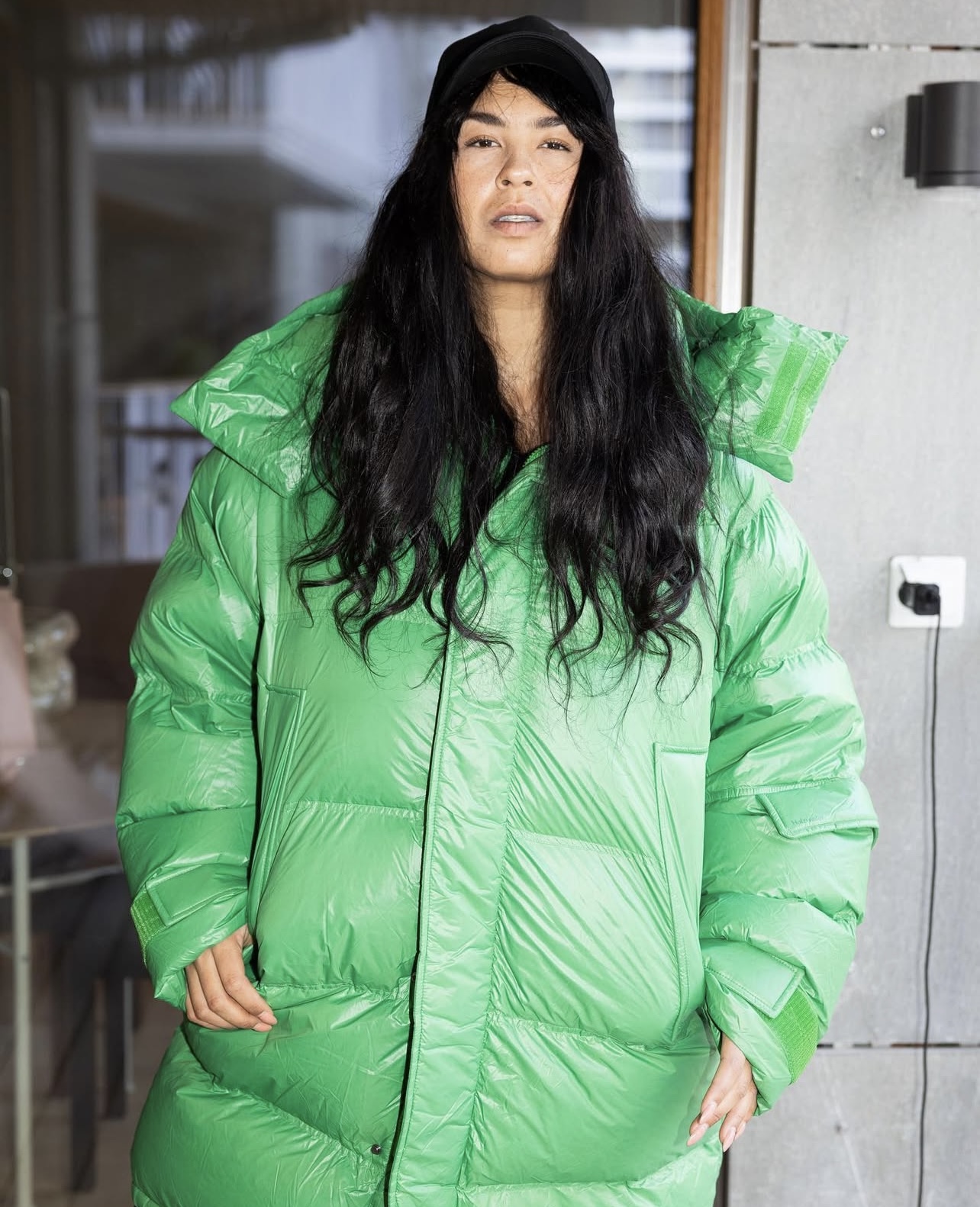 Maria Mena x The Edited; Holzweiler Steilia dunkåpe - Bilde 4