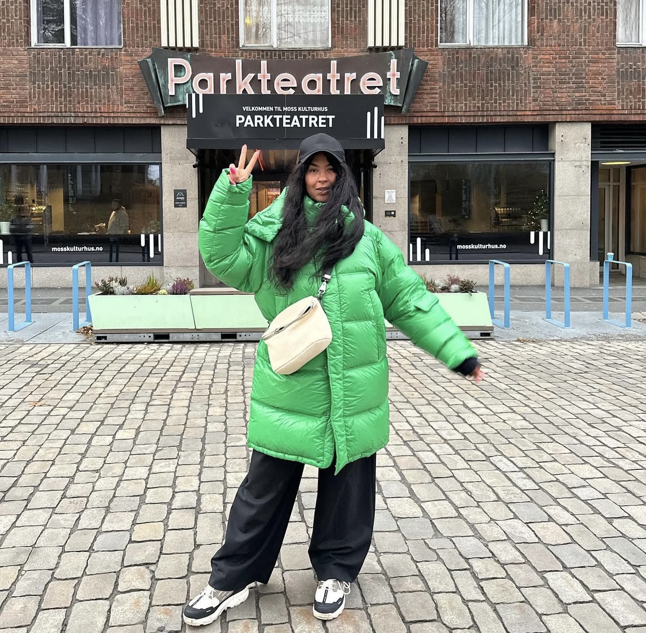 Maria Mena x The Edited; Holzweiler Steilia dunkåpe - Bilde 5