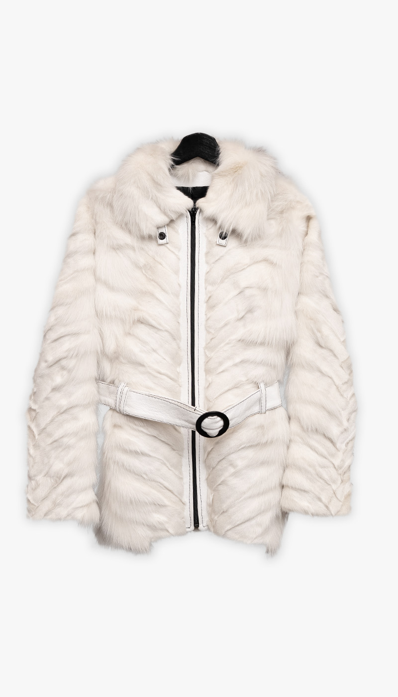 Hvit skinnjakke med kaninpels